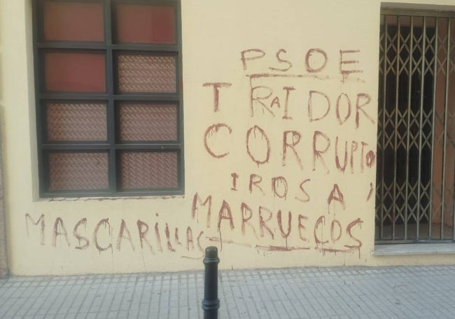 Pintada aparecida en la fachada del PSOE este lunes por la mañana y que se corresponde con el vídeo.