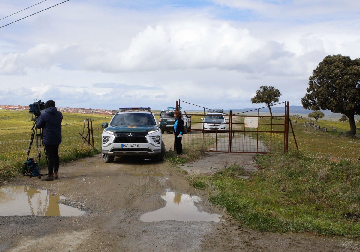 La Guardia Civil saliendo de la dehesa bohoyal de Hinojal tras encontrar el cuerpo de Vicente Sánchez.