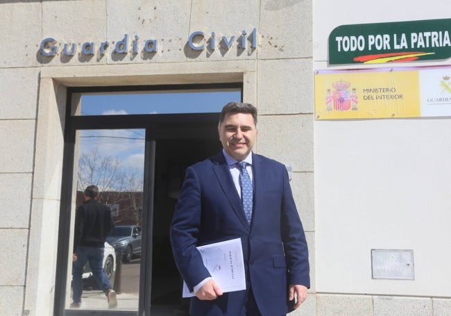 Jesús Vilés, gerente del SES, a la salida del cuartel de la Guardia Civil en Mérida esta mañana.