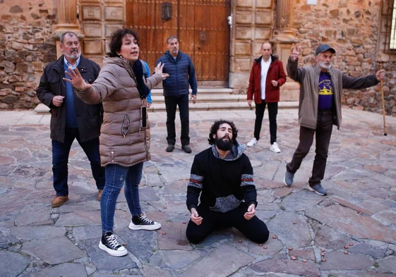 Ensayo de la Pasión Viviente, este martes en la Plaza de Santa María de Cáceres. En el centro, de rodillas, el actor Máximo Leal, que da vida a Jesucristo.