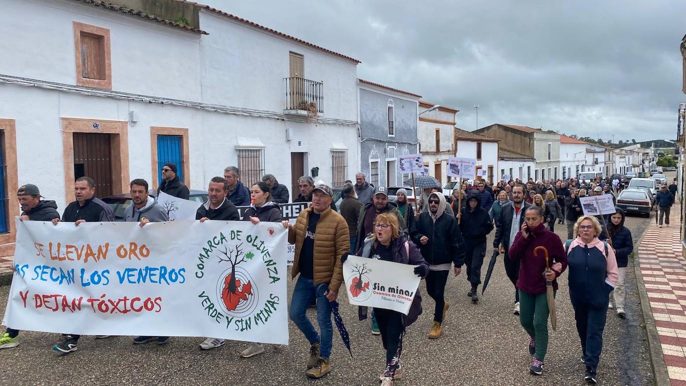 Imagen principal - Arrrba, momento de la manifestación por las calles. Abajo, lectura del manifiesto en la plaza de España.