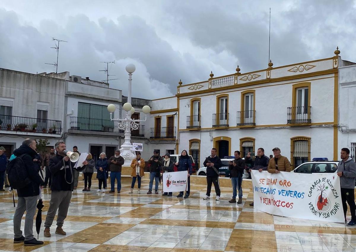 Imagen secundaria 1 - Arrrba, momento de la manifestación por las calles. Abajo, lectura del manifiesto en la plaza de España.