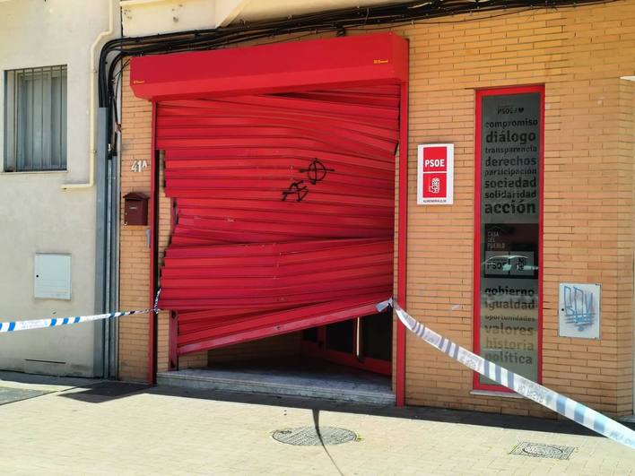 Fachada de la sede del PSOE tras retirar la retroexcavadora.