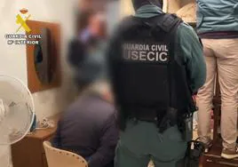 El detenido observa a los miembros de la USECIC de la Guardia Civil buscar pruebas en su domicilio