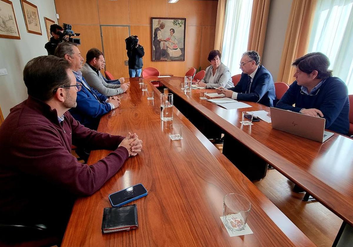 El delegado Quintana, durante la reunión con los regantes de Tierra de Barros.