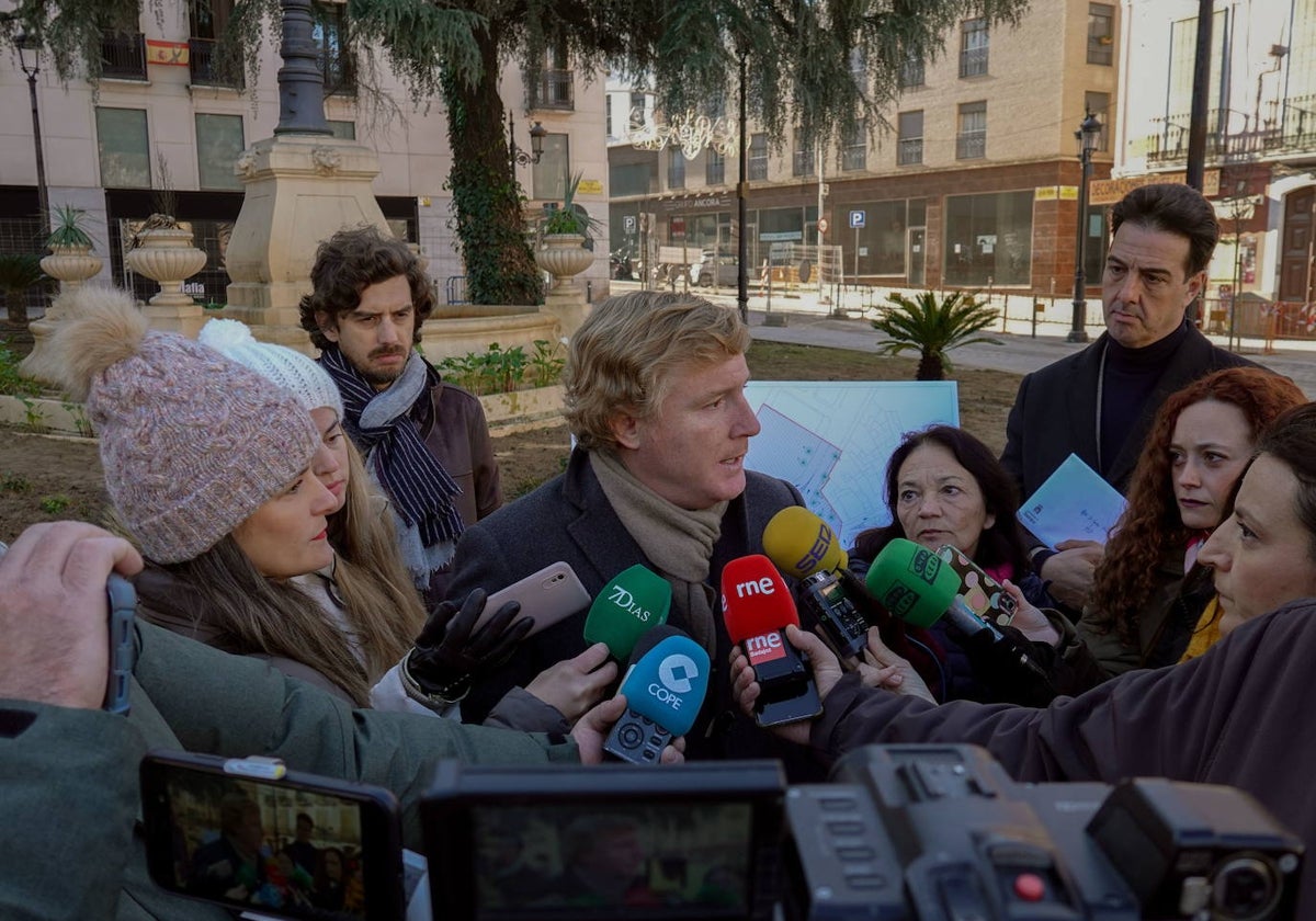 El alcalde, Ignacio Gragera, atiende a los medios de comunicación en una imagen de archivo.