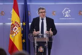 El portavoz del PSOE en el Congreso, Patxi López, durante la rueda de prensa en la que ha condenado el ataque a la sede del PSOE de Almendralejo.