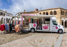 La tienda itinerante este martes en Garrovillas de Alconétar.