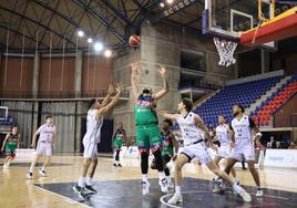 El Cáceres tira un triunfo ante el colista que tenía en su mano