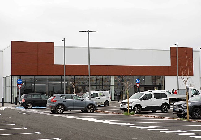 Exterior de la nave levantada para Decathlon en el centro comercial Way.