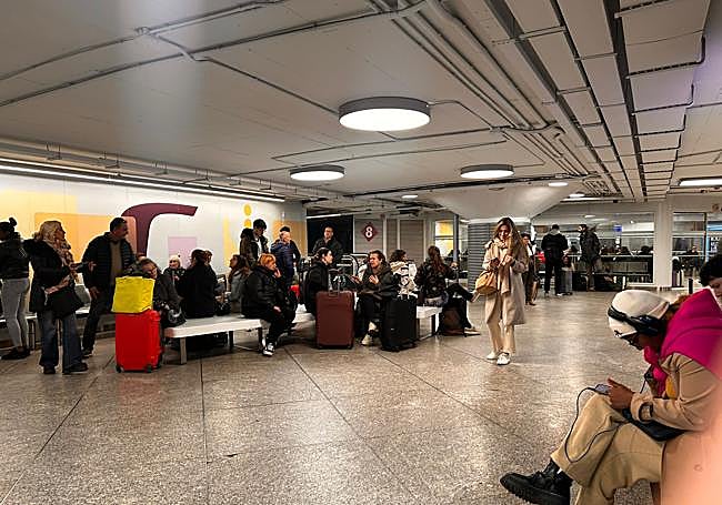 Pasajeros afectados en la estación de Atocha y que debían viajar en el Media Distacia Madrid-Sevilla de las 10.55 horas.