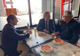 El alcalde, Ignacio Gragera, charlando con el propietario del bar, Antonio Vaquerizo.