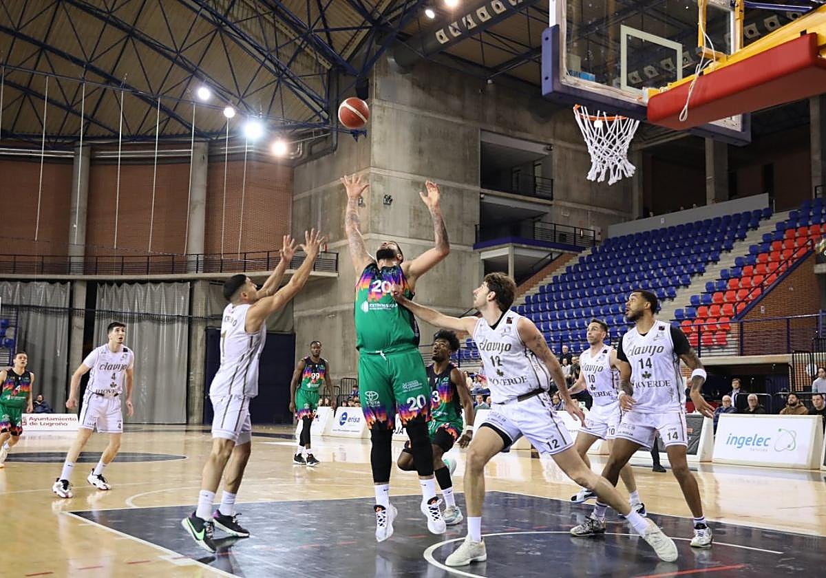 El Cáceres tira un triunfo ante el colista que tenía en su mano