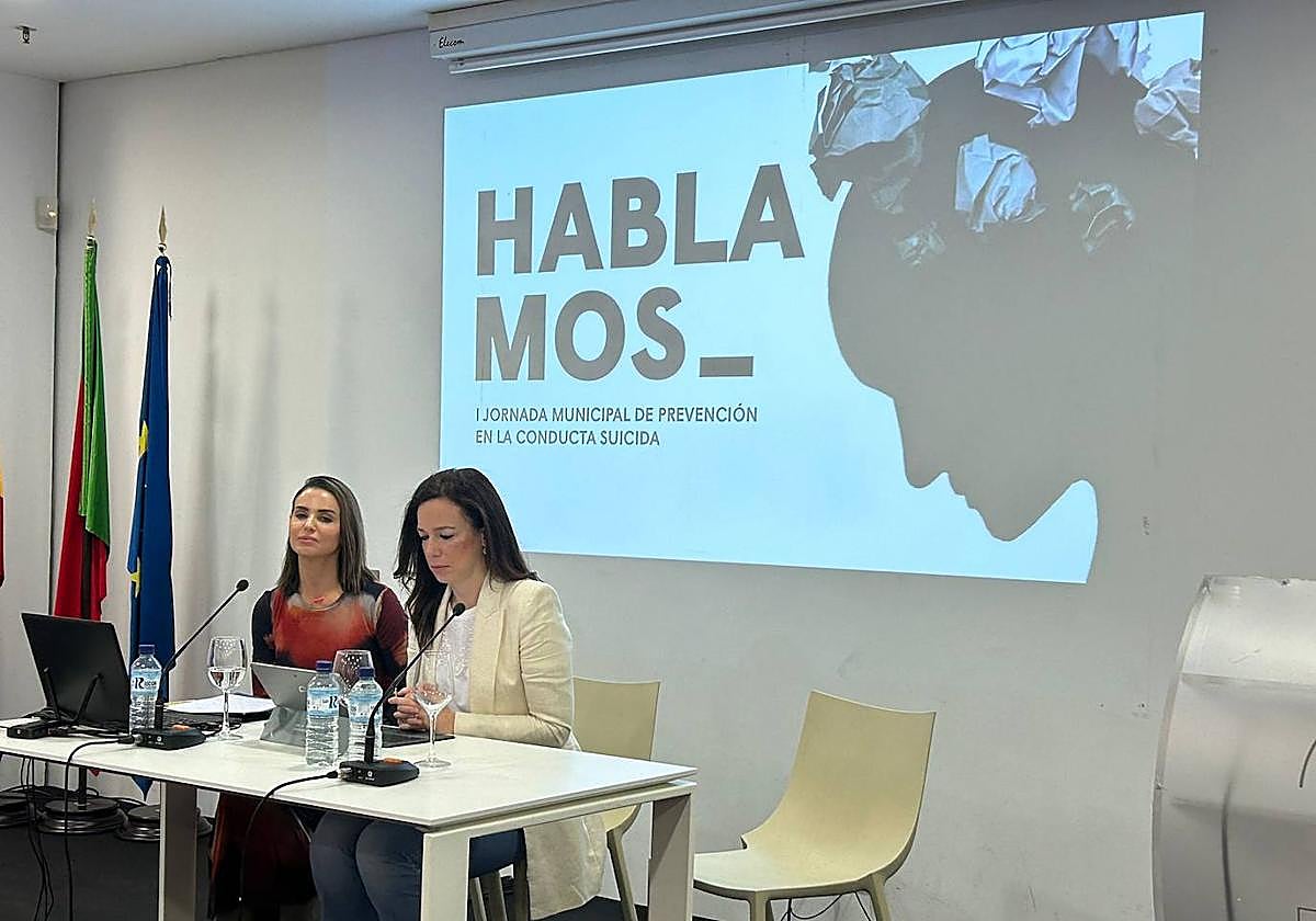 La concejal Elena Salgado, izquierda, y la consejera Sara García Espada, este jueves en Badajoz.  