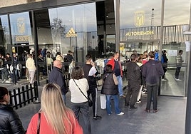 Colas durante la semana para adquirir entradas para el domingo.