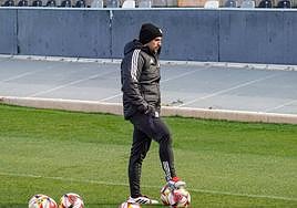 Luis Oliver Sierra dirigiendo el entrenamiento de este miércoles.