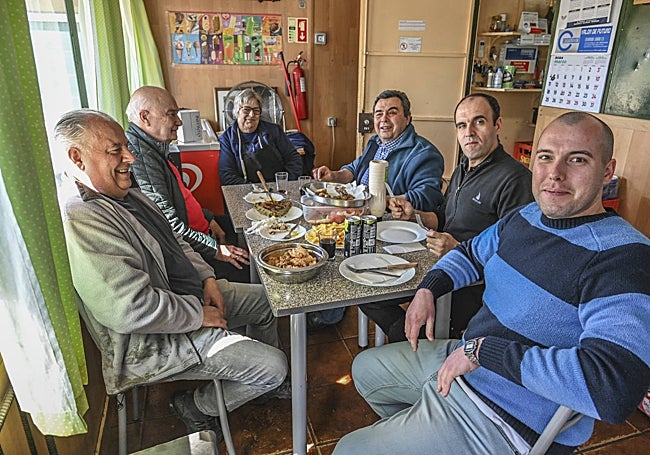 La familia Jesuino e invitados en el único restaurante que queda, una tasca típicamente portuguesa a la que muchos pacenses llegan andando.