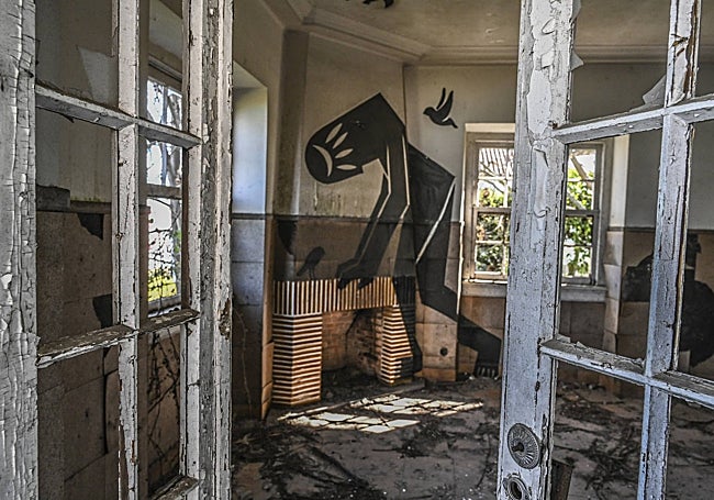 Obra del artista cacereño Digo Diego en el interior de un restaurante abandonado.