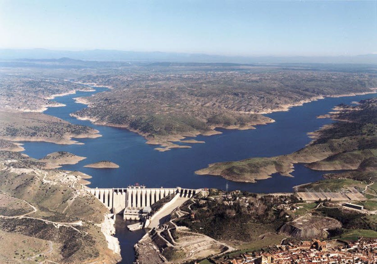 Embalse de Alcántara, el segundo más grande de España y que surte a la central hidroeléctrica.