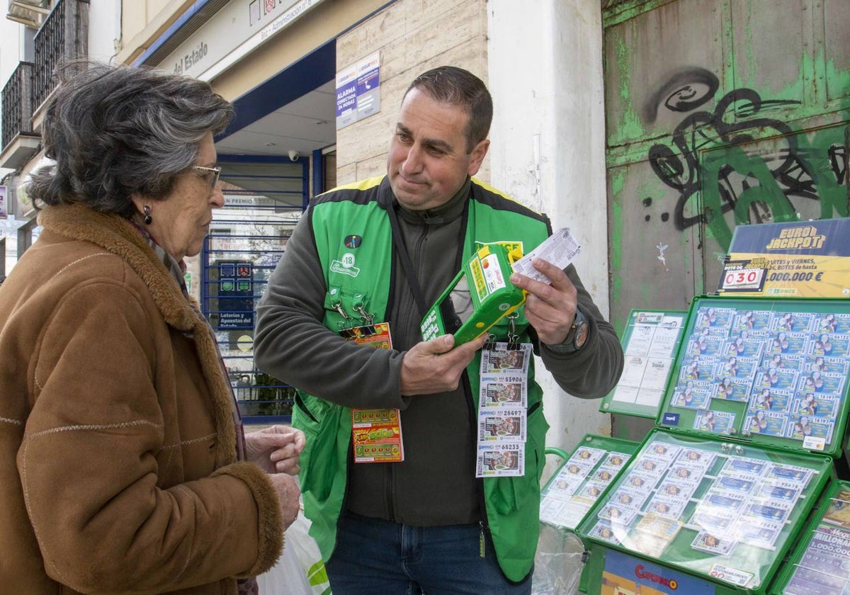 Pedro Paredes vende un cupón a una clienta en Mérida.