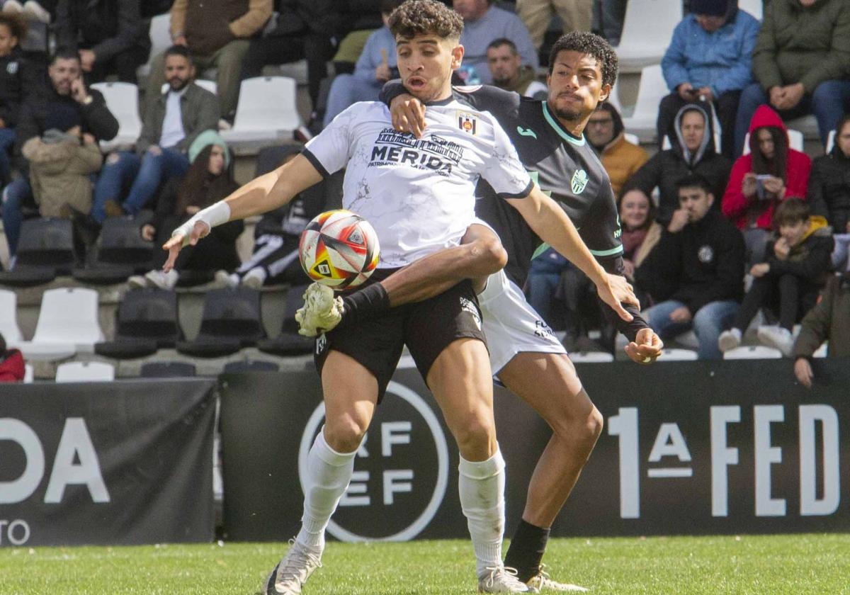 Mizzian protege el balón en el último partido en el Romano.