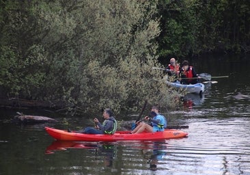 Los familiares de Fernando Zamora usan piraguas para seguir la búsqueda en el río Jerte