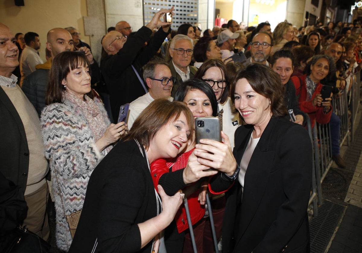 La actriz Lola Dueñas, premiada por su papel en la serie 'La Mesías', se fotografía con unas seguidoras a su llegada al Gran Teatro este sábado.