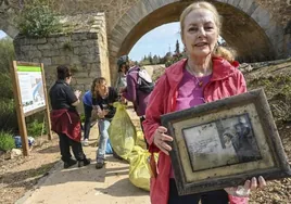 María Gemio con la tarjeta enmarcada y firmada por la reina Fabiola encontrada durante una batida de limpieza bajo el Puente de Palmas este sábado.