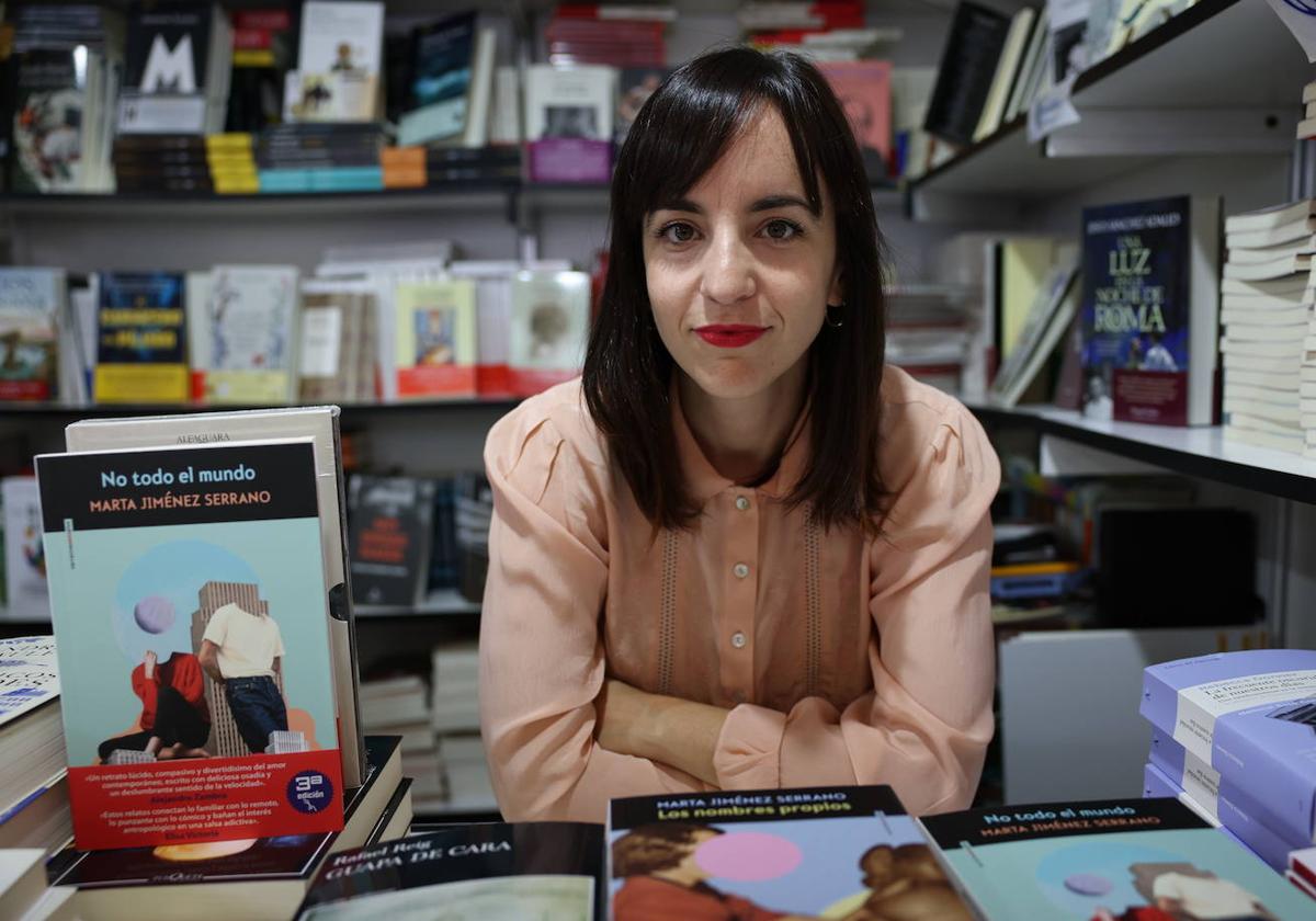 Marta Jiménez Serrano, junto a su libro.