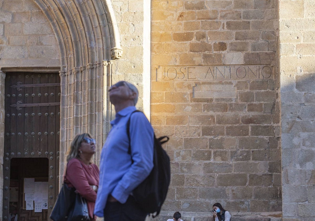 Inscripción de José Antonio en la fachada de la Concatedral de Santa María, en Cáceres.