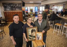 Marcos Monroy junto a sus hermanos Vanesa y Adrián con la foto de su madre.