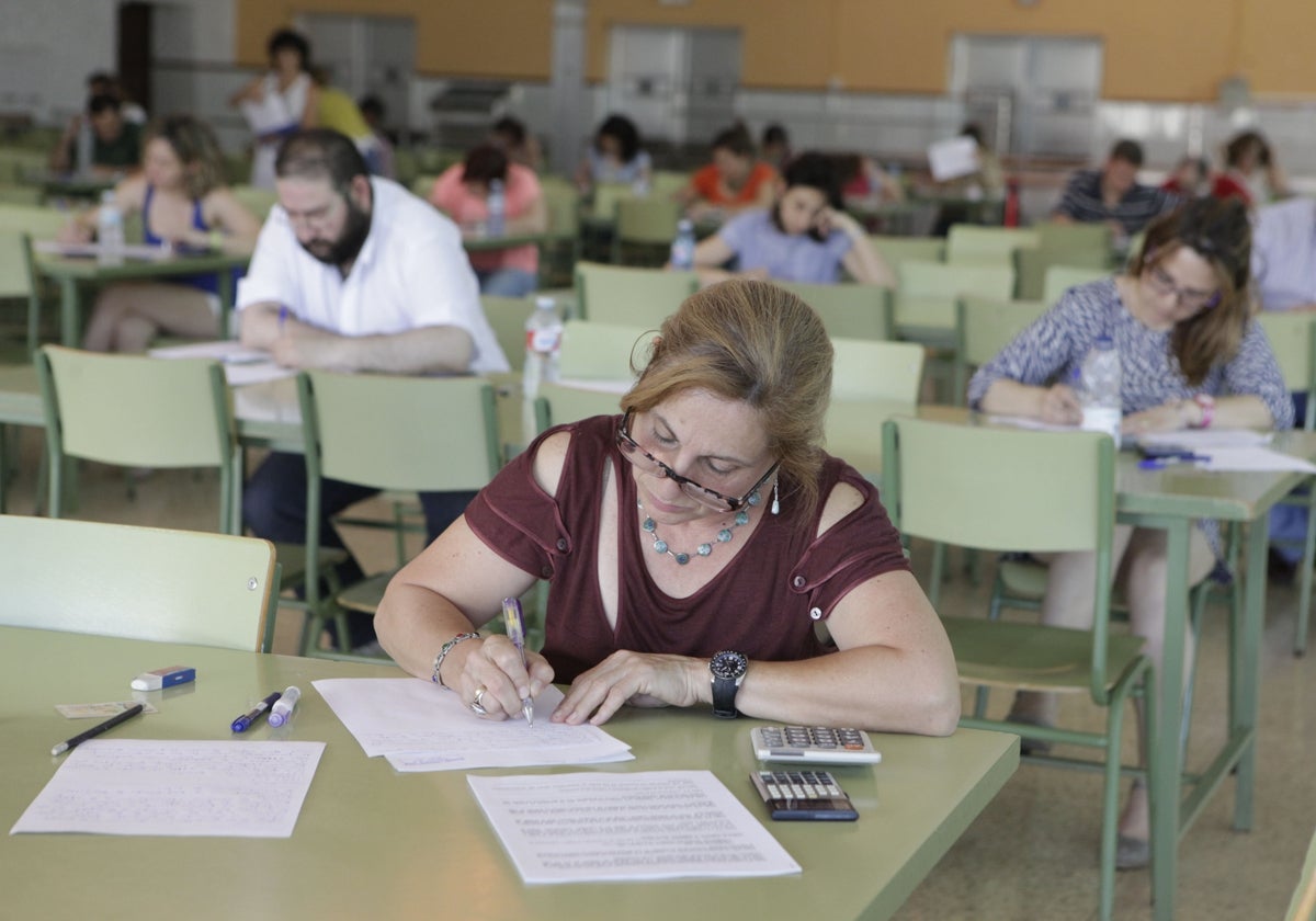 Docentes en un proceso selectivo en una imagen de archivo.