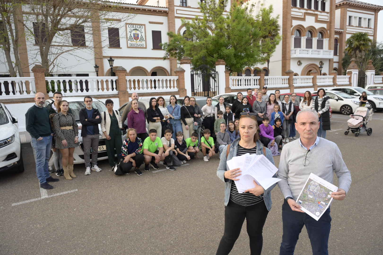 La comisión de padres junto a los alumnos con las firmas recogidas para ampliar un aula en el Diocesano.