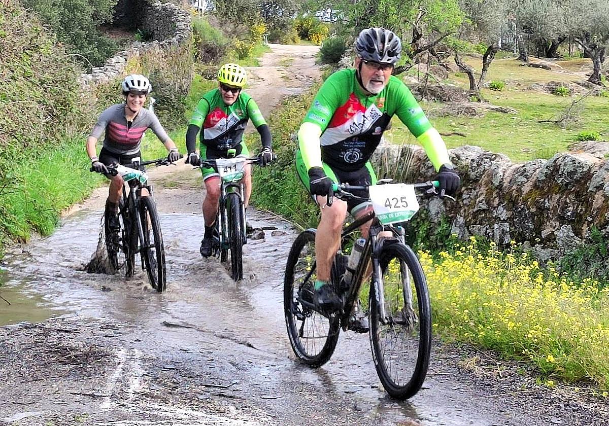 Tres cicloturistas en la XI Ruta del Vino y el jamón