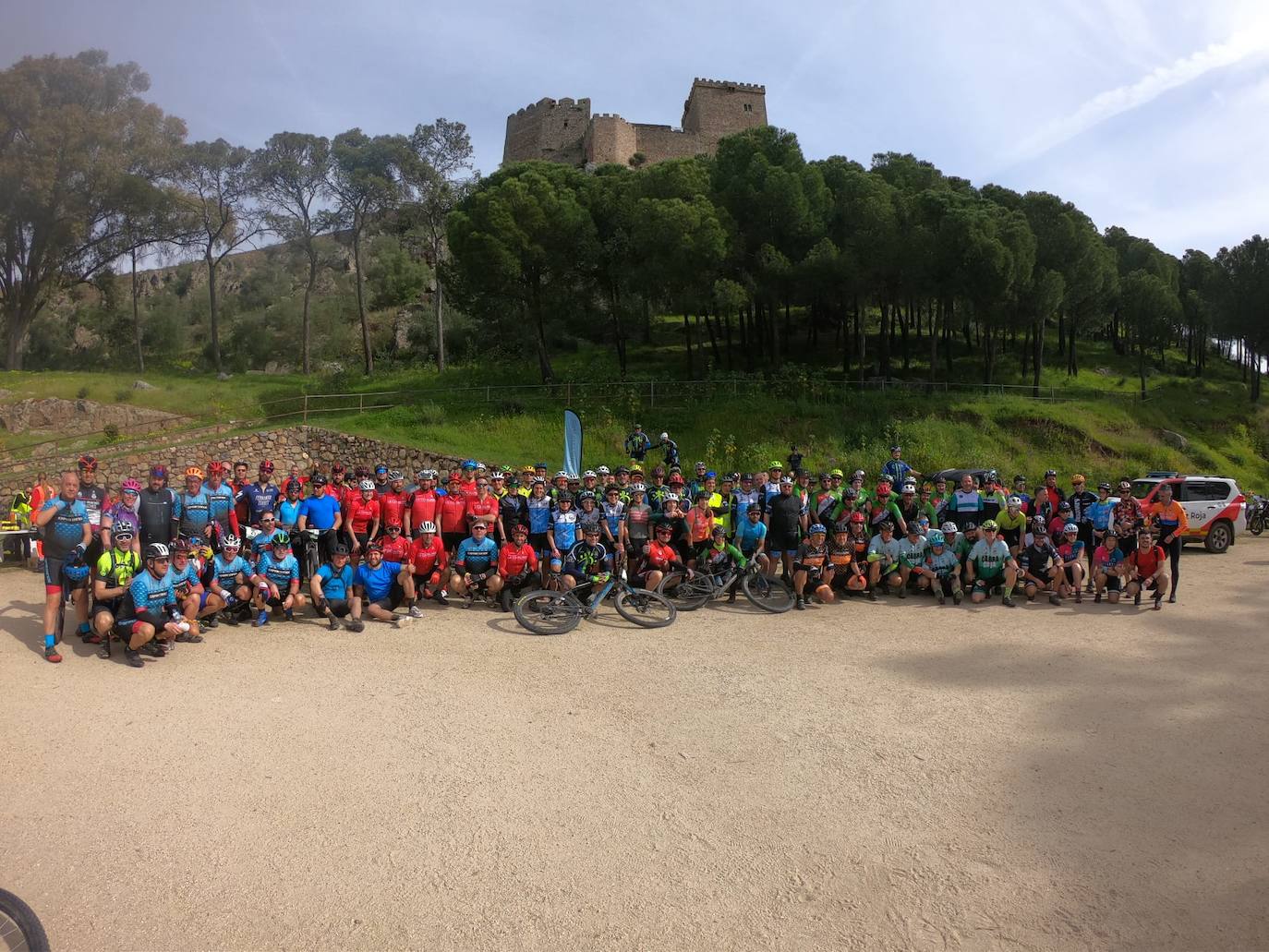 Foto de familia con el castillo de fondo