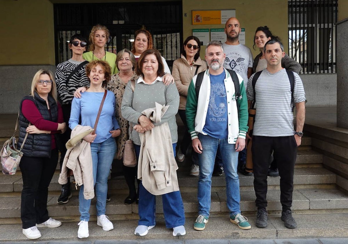 Un grupo de auxiliares educativas frente a la Delegación de Educación.