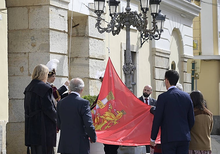 Momento en el que sube la bandera de la ciudad al balcón del Ayuntamiento este martes.