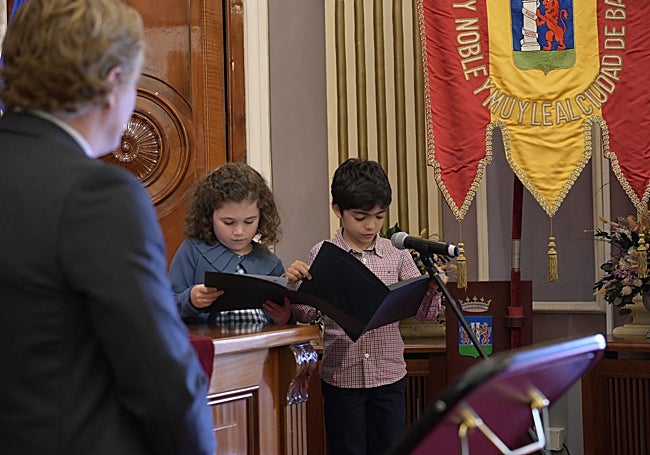 Águeda y Saúl, del club de lectura de la Biblioteca de Santa Ana, leen sobre la bandera.