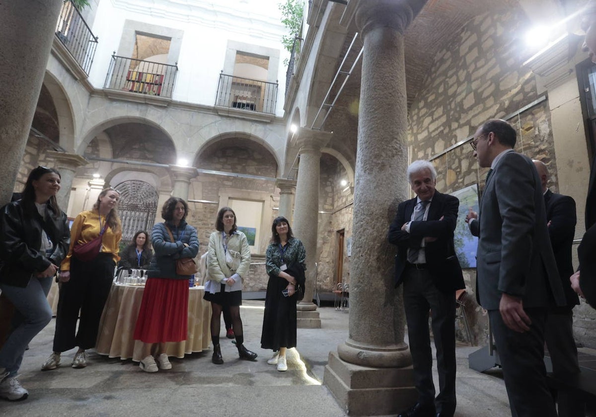 El alcalde, Rafael Mateos, junto al decano del Colegio de Arquitectos de Extremadura (Coade), Juan Antonio Ortiz, en la recepción brindada a arquitectos europeos.