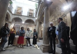 El alcalde, Rafael Mateos, junto al decano del Colegio de Arquitectos de Extremadura (Coade), Juan Antonio Ortiz, en la recepción brindada a arquitectos europeos.