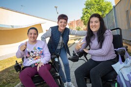 Noelia Márques y Lucía Márquez junto a su madre y cuidadora, Rosario Torres.