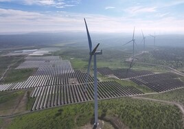 Segundo parque eólico de El Merengue, en Plasencia, puesto en marcha el año pasado. Abajo, la fotovoltaica La Solana.
