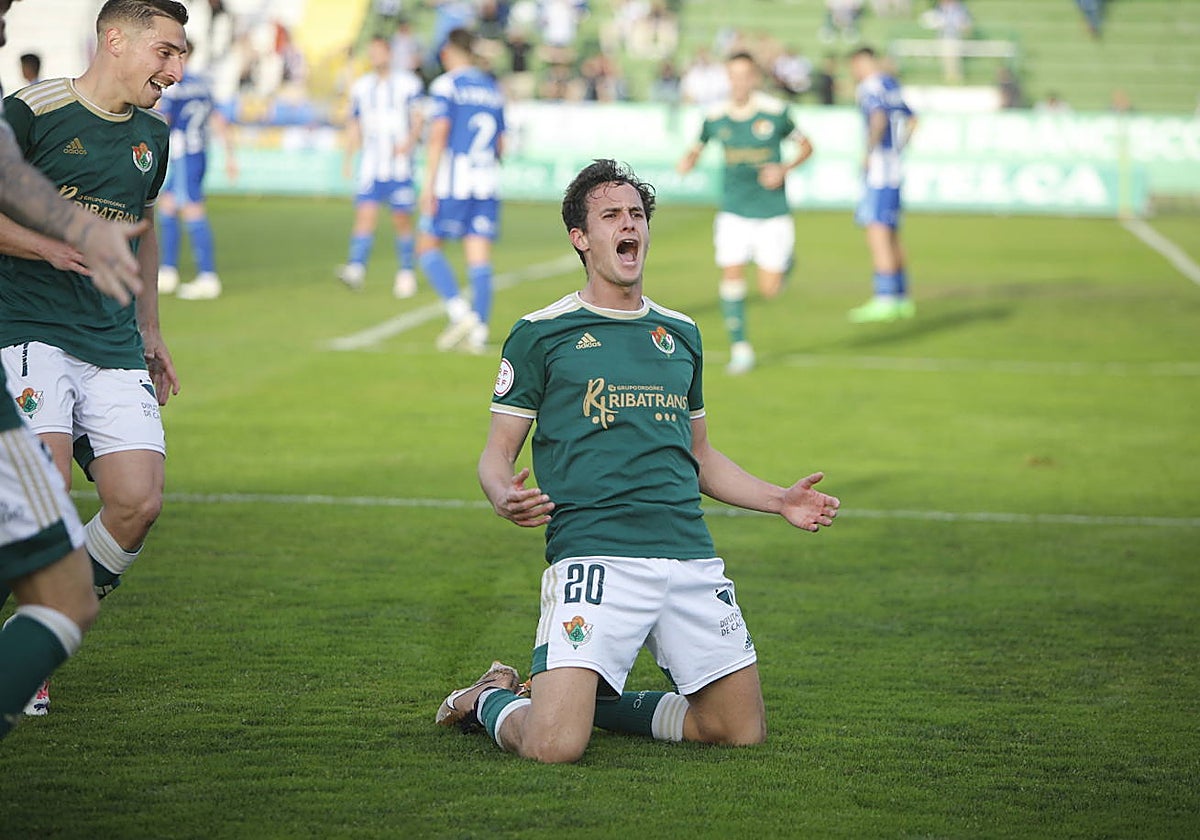 Tellechea celebra uno de sus dos goles con el Cacereño al Talavera.