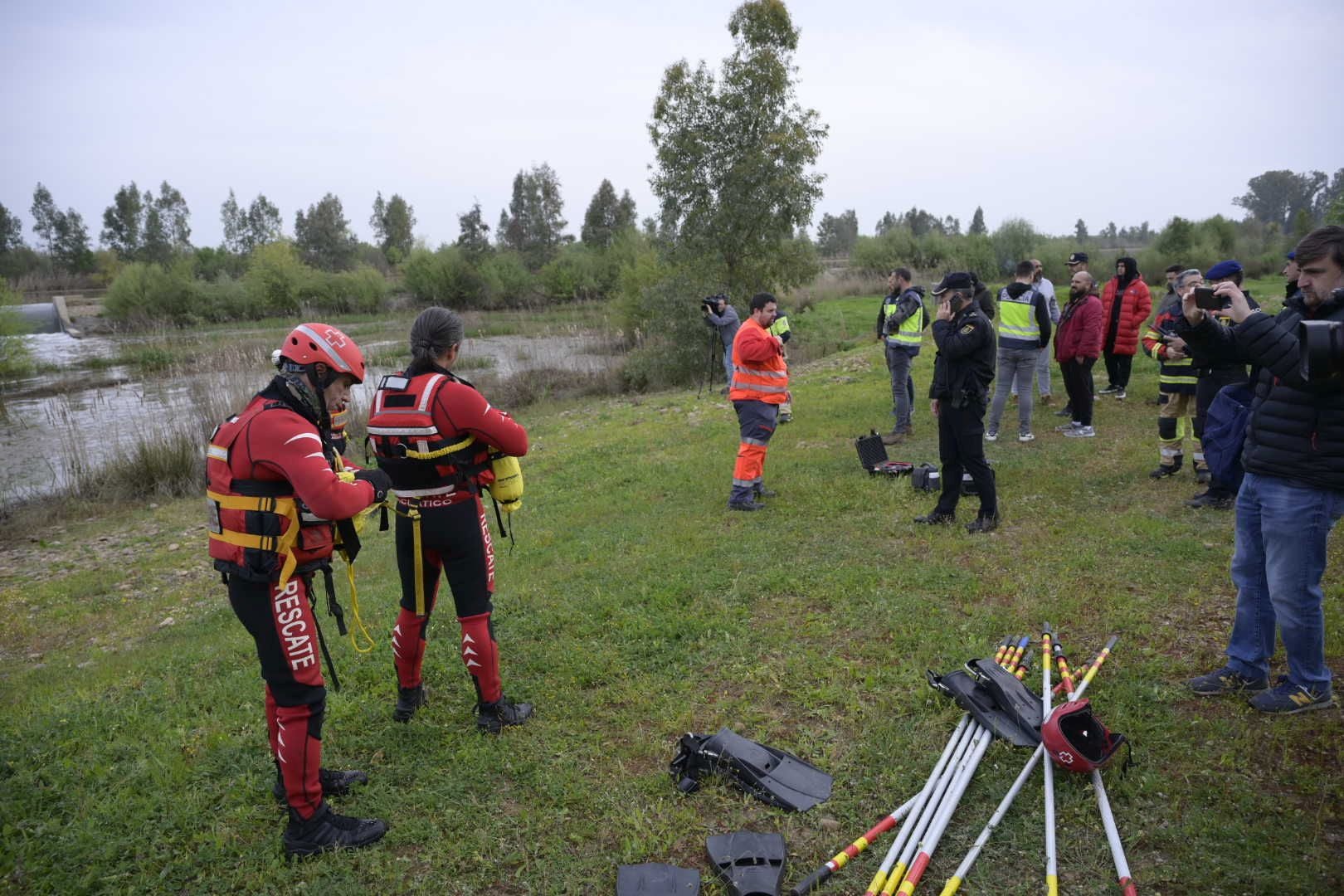 Así se busca en el Guadiana al menor de 13 años desaparecido en Badajoz