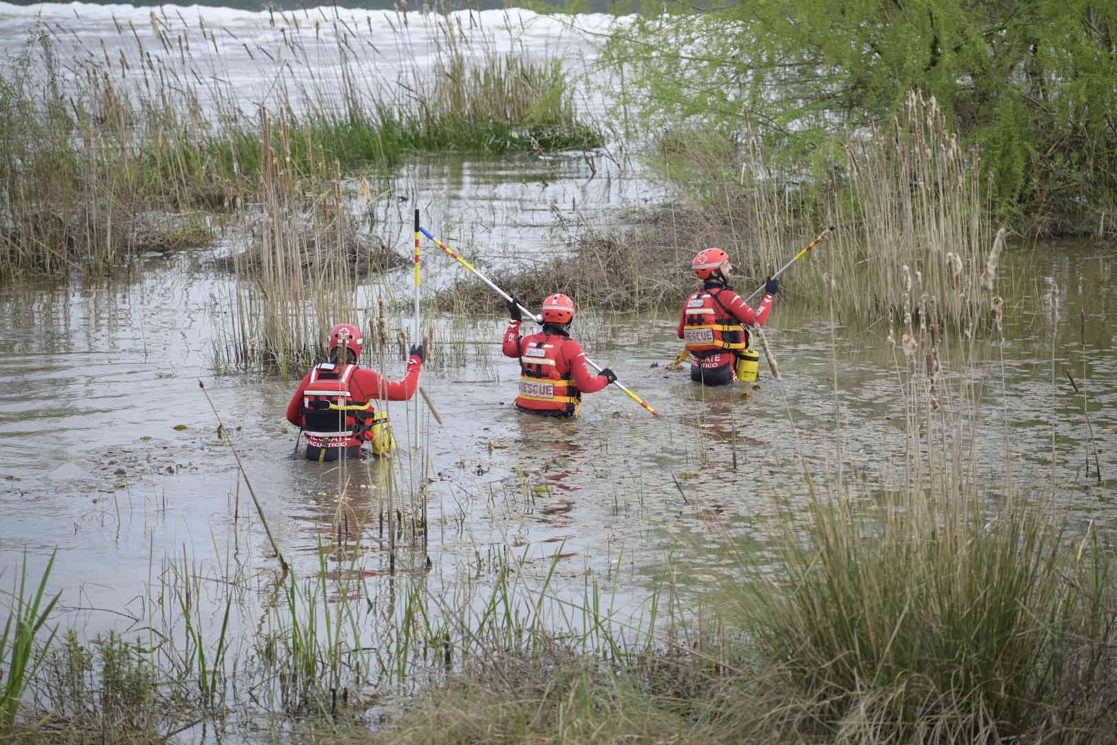 Así se busca en el Guadiana al menor de 13 años desaparecido en Badajoz