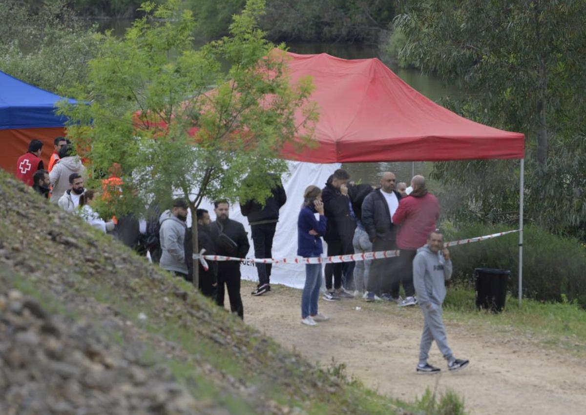 Imagen secundaria 1 - Una zódiac de los bomberos se suma a la búsqueda de José María en el Guadiana