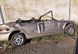 Coche abandonado en el polígono industrial