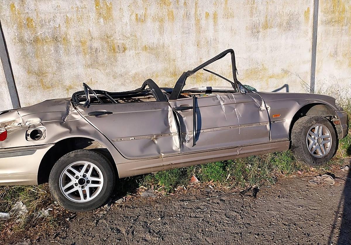Coche abandonado en el polígono industrial