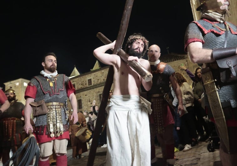 Un momento de la representación, justo antes del inicio del vía crucis por los adarves.