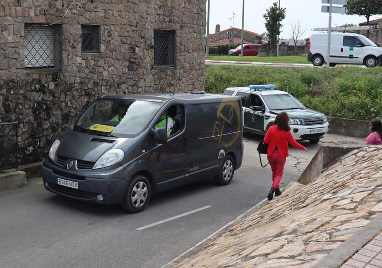 Una furgoneta del tanatorio de Plasencia abandona el lugar del hallazgo a las 13.45.